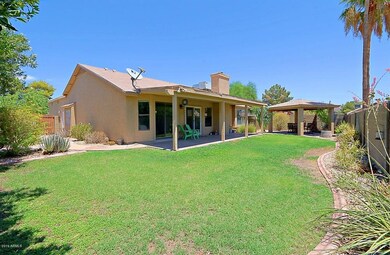 Private Backyard w/covered patio~~