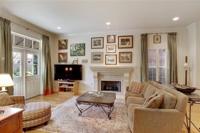 Very spacious, bamboo flooring and transom French