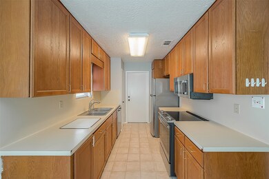 16118 Tibet Rd, Friendswood, TX 77546 - photo 3