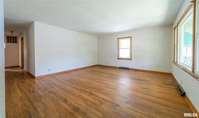 925 Clinton St, Lincoln, IL 62656 - photo 4