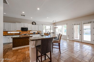 INVITING KITCHEN/BAR