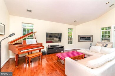 5033 Oakcrest Dr, Fairfax, VA 22030 - photo 6