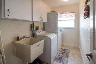 Laundry room with Maytag washer and dryer (Complet
