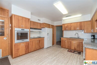 919 E Cedar St, Seguin, TX 78155 - photo 7