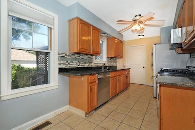 221 Early St unit A, Providence, RI 02907 - photo 3