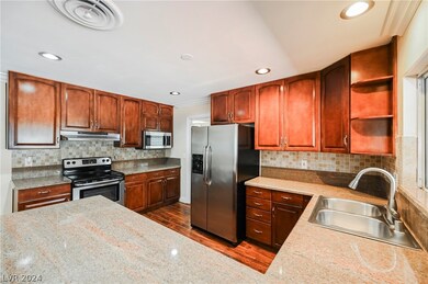 4240 E Pinecrest Cir, Las Vegas, NV 89121 - photo 6