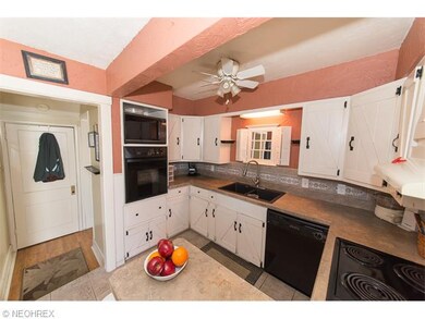 Breakfast bar in Kitchen. All appliances stay!