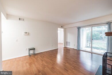 20229 Shipley Terrace unit 3-B-101, Germantown, MD 20874 - photo 4