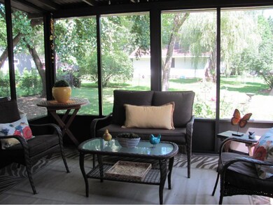 Porch new in 6/2013! Deck, screen house, ceiling f