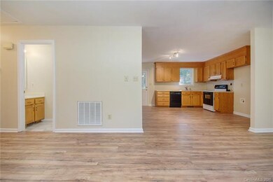 139 Woodview Dr, Statesville, NC 28625 - photo 6