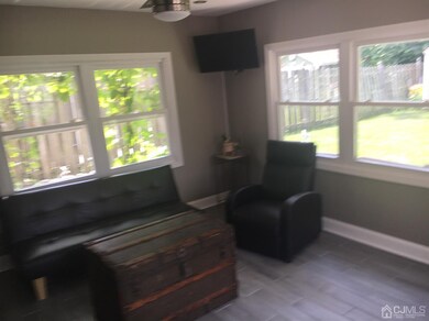 Sunroom 2yrs old, overlooking quiet fenced yard an