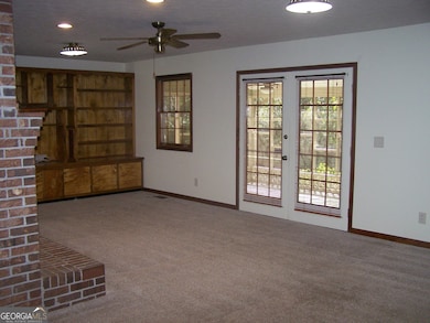 LARGE FAMILY ROOM