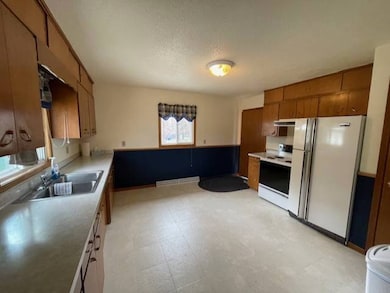 601 Harris Ct, Rolla, ND 58367 - photo 3