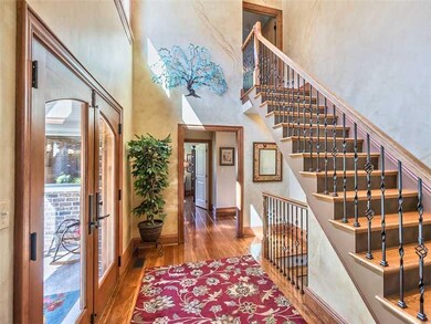 Entry/Foyer.