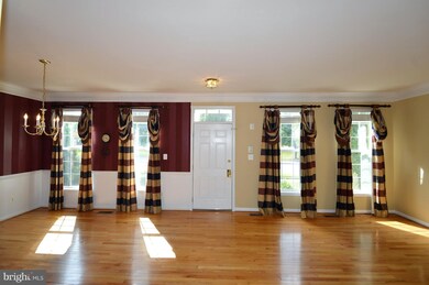 25468 Crossfield Dr, Chantilly, VA 20152 - photo 2