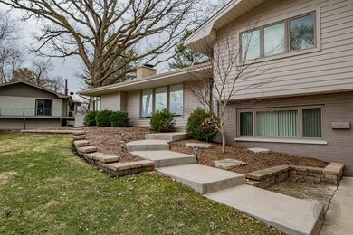 923 Edgewater Dr, Naperville, IL 60540 - photo 2