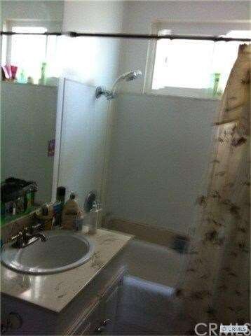 That shower head is not plumbed in, this is a tub 