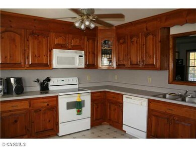 Kitchen - plenty of cabinets in kitchen