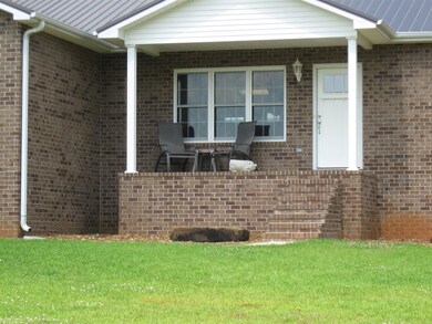 What an inviting front entrance!