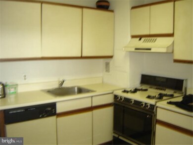 Radnor House unit 113, Bryn Mawr, PA 19010 - photo 2