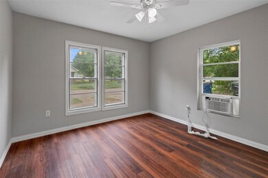 910 W Hanna St, Denison, TX 75020 - photo 6