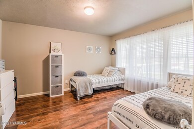 902 Crystal Ave, Moxee, WA 98936 - photo 7