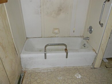 MAIN LEVEL BATH