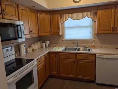 766 W Van Buren St, Berne, IN 46711 - photo 4