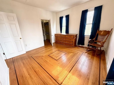 BR 1 w walk-in closet