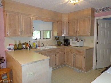 1074 Greenleaf Acres Dr, Asheboro, NC 27205 - photo 3