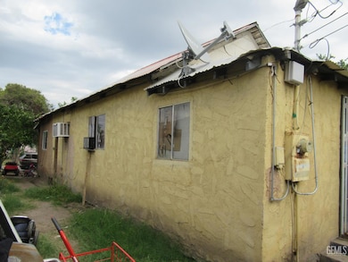 149 1/2 E 2nd St, Buttonwillow, CA 93206 - photo 2