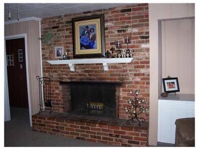 Den/Family/Great Room. Fireplace in Family room/De
