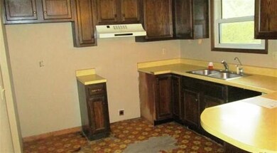 6301 Kelling St, Davenport, IA 52806 - photo 4