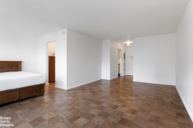 Lincoln Towers unit 22F, New York, NY 10023 - photo 4