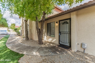 2437 E Tracy Ln unit 4, Phoenix, AZ 85032 - photo 4