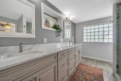 (6) MAIN FLOOR Master Bath