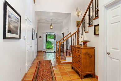 04_4160HillsideTr_32001_Foyer_HiRes