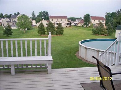 Patio/Deck large deck for entertaining and a nice 