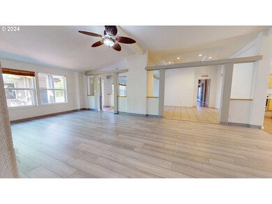 Living Room/Entrance