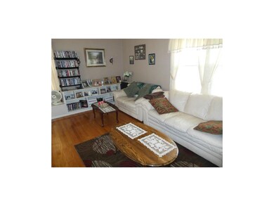 great rm filled with lots of natural light