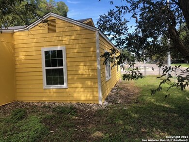 833 E Cedar St, Seguin, TX 78155 - photo 4