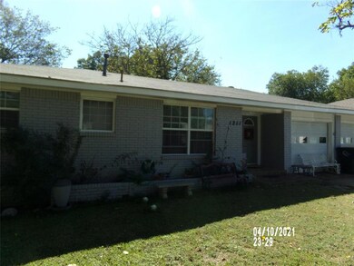 1211 Briarwood Dr, Cleburne, TX 76033 - photo 2