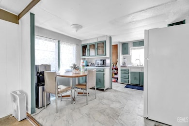 11640 Comanche Dr unit 30, Arvin, CA 93203 - photo 4