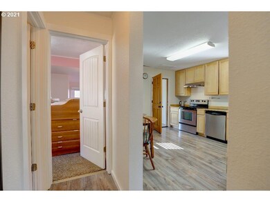 209 W 10th St, the Dalles, OR 97058 - photo 7