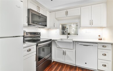You'll LOVE LOVE LOVE this newly updated Kitchen!
