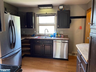 905 Washington St, Eveleth, MN 55734 - photo 4