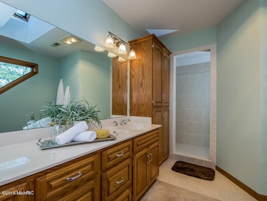 037-Master_Bathroom-2542755-small4x3