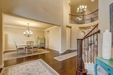 Full-sized dining room is steps from the butler s pantry and is wonderful for entertaining.