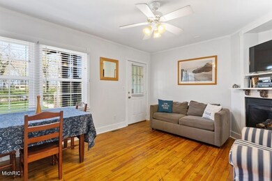 03_15657Lakeshore_13_10001_LivingRoom_Lo