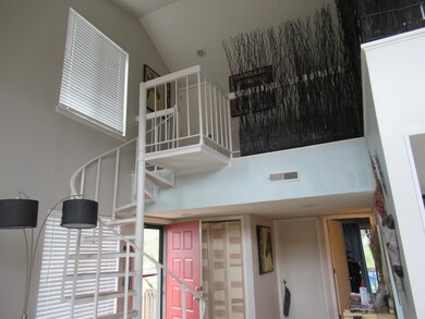 area that can be an additional bedroom, or office 